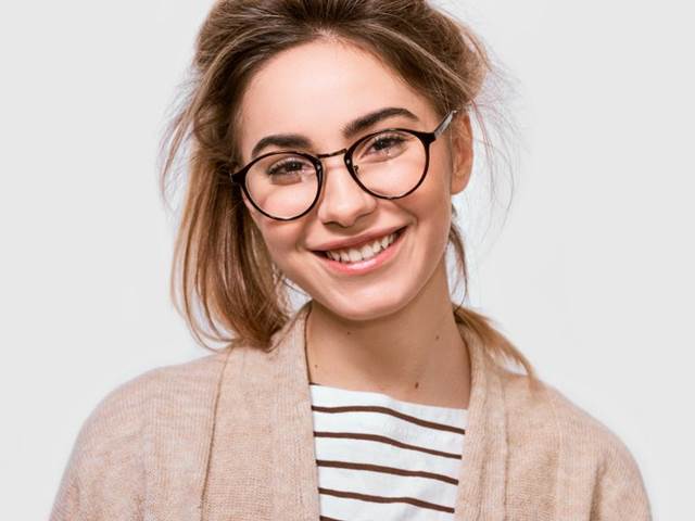 Vyberte si brýle, se kterými zazáříte přes den v kanceláři i večer v baru