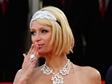 Výrazné šperky i čelenka - celá Paris Hilton.