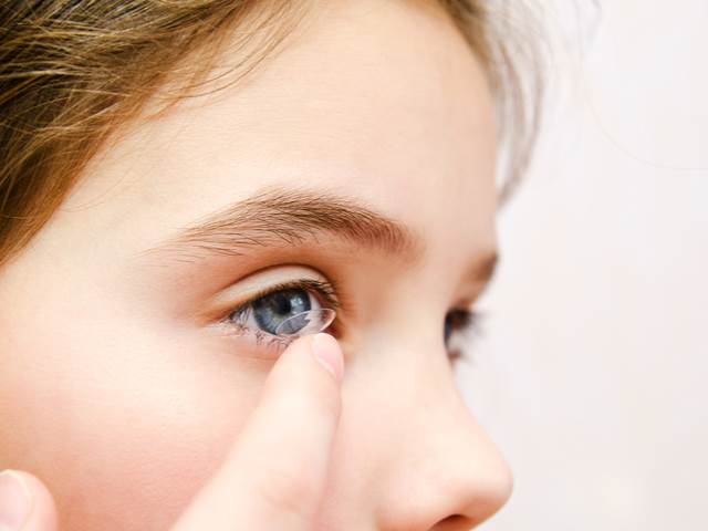Kontaktní čočky mohou pomoci v léčbě dětské krátkozrakosti