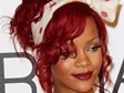 Zpěvačka Rihanna ozdobila svou hřívu látkovou čelenkou.