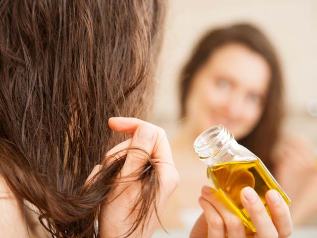 Oleje pro hydrataci a růst vlasů, které oceníte nejen na podzim