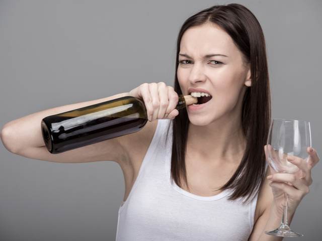 Otevření láhve vína zkušeně i bez vývrtky