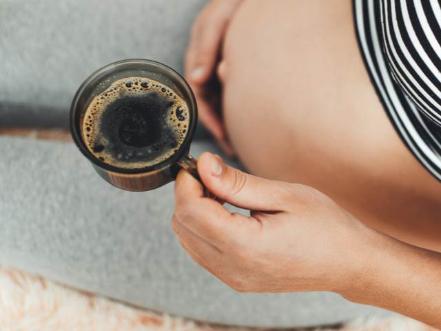 Káva popíjená v těhotenství může snížit tělesnou výšku dětí