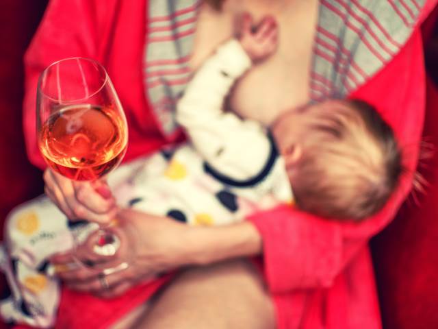 Konzumace alkoholu během kojení má vliv na produkci mateřského mléka