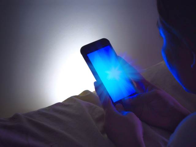 Vyzařující modré světlo telefonu spánku zase tolik neškodí