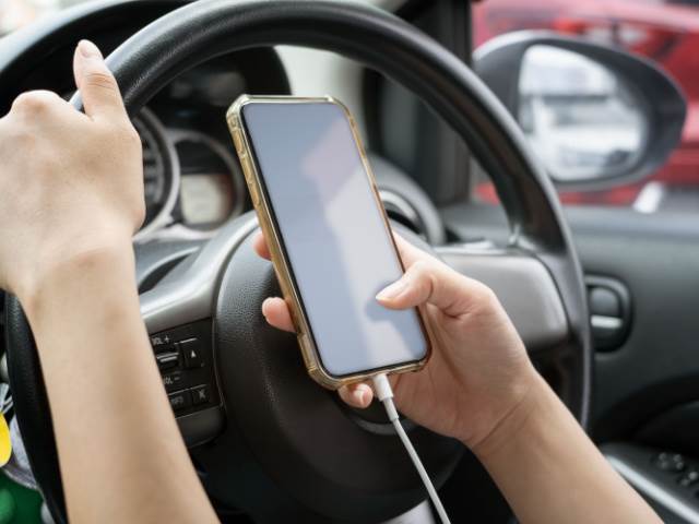 Čtvrtina řidičů kontroluje svůj mobilní telefon už po čtvrthodině jízdy