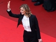 Topmodelka Eva Herzigová na sebe v Cannes opět strhla veškerou pozornost.