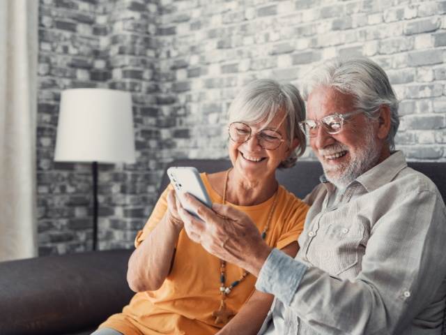 Seniorům, kteří používají chytré telefony, se kognitivní úpadky vyhýbají