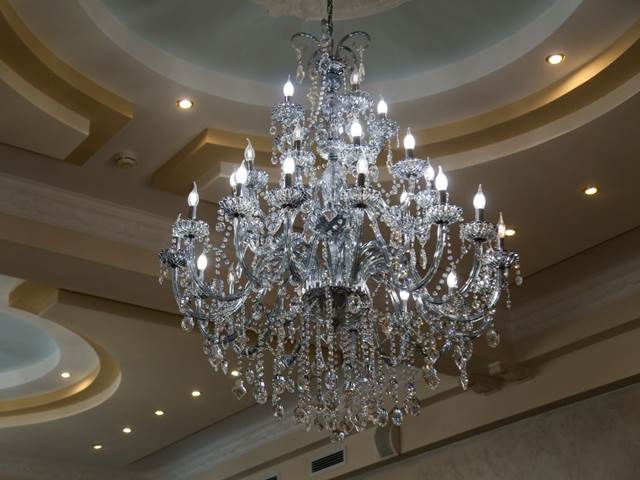 Jak opticky zvětšit místnost a zvýšit hodnotu domova pomocí světelných triků