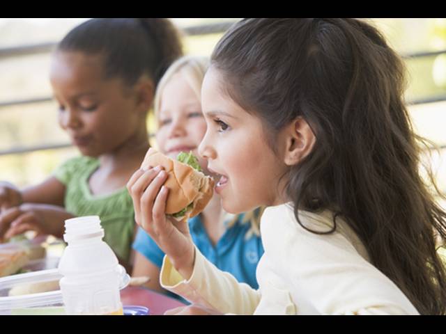 Jídelníček pro děti: Co by mělo jíst batole, školák nebo puberťák?