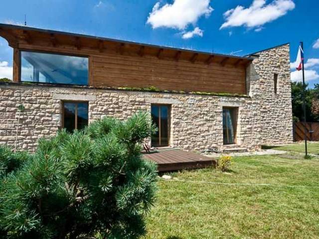 Úchvatný ekologický dům – tráva na střeše, kámen místo cihel