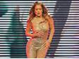 Jennifer Lopez má overaly opravdu ráda. Nosí je na pódiu, do společnosti i v civilu. 