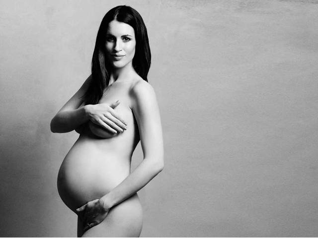 Těhotná Lucie Váchová se těsně před porodem nechala fotit nahá