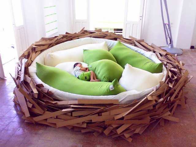 Sladký spánek v ptačím hnízdě. Chtěli byste postel až pro 16 lidí?
