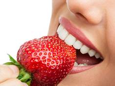 Zuby můžete vybělit i bez chemikálií. Stačí jahody nebo citron