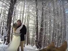 Neobvyklý kameraman. Pes natočil svatbu svých páníčků! A je to hit! (VIDEO)