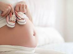 8 maličkostí do kabelky, které v těhotenství oceníte