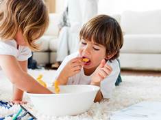 Co udělají tučná a sladká jídla s mozkem vašich dětí?