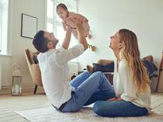 Rodičovství přínáší pocit štěstí. Ale jen do roka po porodu