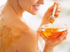 Co vše umí med? Léčí jizvy, vlasy i akné