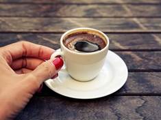 Nepříjemnou hořkost kávy odstraní sůl lépe než cukr