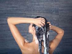 Přestaňte si mýt vlasy každý den. Budou silnější a méně mastné