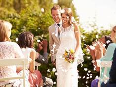 Jak se obléct na svatbu: Buďte za hvězdu, ale nezastiňte nevěstu