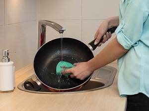 TESTOVÁNÍ: Nablýskané nádobí bez jediného škrábance s houbičkou PUR Active od Viledy