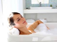 Horká koupel pomáhá hubnout. Střídání horké a studené sprchy posiluje zdraví