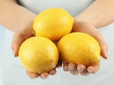 Opomíjené účinky citronu. Zbaví vás lupů i strií