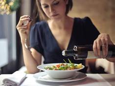 Změny v jídelníčku, které prospějí hlavně ženám po čtyřicítce