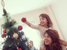 Vánoční stromek vydrží nejdéle svěží po aplikaci laku na vlasy