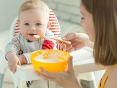 Rady maminek, které pomohou dítěti s přechodem na pevnou stravu