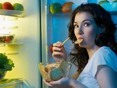 Potraviny obsahující tuky a cukry nutí mozek k přejídání