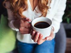 Pití šesti šálků kávy denně snižuje riziko předčasného úmrtí. A nejde přitom o kofein