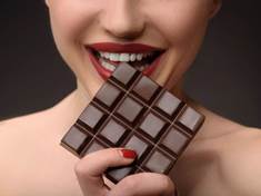 Opravdu způsobuje konzumace čokolády akné?
