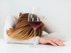 Alkohol tlumí schopnost mozku pamatovat si negativní zážitky