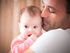 Věk otců ovlivňuje zdravotní rizika stejně jako věk matek