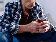 Stydlíni a plaší lidé častěji propadnou alkoholu