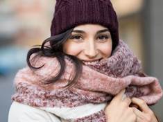Je opravdu nutné nosit v zimě šálu a čepici?