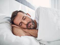 Polohy během spánku nám mohou přivodit zdravotní potíže