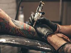 Lidé s tetováním více riskují a mají více milenců