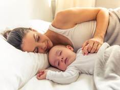 Většina rodičů je pro společné spaní s dětmi