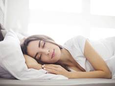 Víkendové dospávání neřeší nedostatek spánku z pracovního týdne