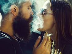 Vztah s kuřákem chce stále méně lidí