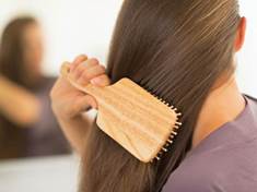 Správná péče o vlasy: Nezapomínejte ani na očistu hřebenů