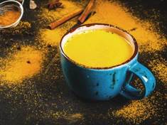 Kurkuma posune černou kávu na zlatou příčku zdravých nápojů