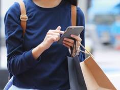 Nakupujete s mobilem v ruce? Utratíte mnohem víc