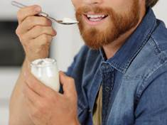 Dva bílé jogurty týdně sníží riziko rakoviny střev u mužů