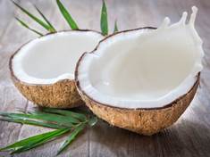 Jak kokosové mléko působí na pleť, vlasy a zdraví